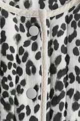 Campera acolchada con estampado animal print, cuello redondo, hombros caídos, cierre con botones a presión y bolsillos de parche delanteros. Forro de algodón.
