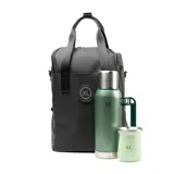 Bolso matero negro con diseño 3 en 1: se puede usar como mochila, bolso de mano o bandolera. Confeccionado en PU resistente, cuenta con compartimento para notebook, mate y termo. Tiene acceso con cierre, bolsillos internos y externos, correa regulable y herrajes plateados.