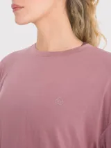 Remera negra oversize de tela fresca y cómoda, con logo pequeño estampado en el pecho.