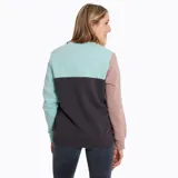 Buzo de mujer con diseño color block en tonos celeste, gris oscuro y rosa. Tiene cuello redondo, mangas largas y logo bordado en el pecho.