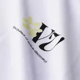 Remera blanca de manga larga con estampado pequeño en el pecho.