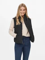 Chaleco acolchado negro con cuello alto y cierre frontal.