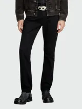 Pantalón de jean negro de corte recto, con cintura media y cierre de botón.