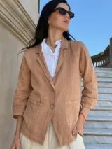 Blazer marrón de lino con mangas 3/4 y solapas clásicas.