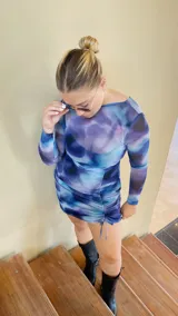 Minivestido azul con estampado tie-dye, de mangas largas y corte ajustado.