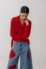 Camisa beige de terciopelo con cuello clásico, cierre frontal con botones, dos bolsillos de parche en el pecho y mangas largas con puños abotonados.