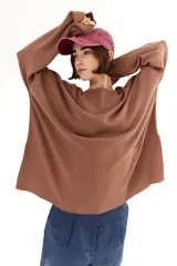 Gorra marrón de algodón con visera curva y bordado frontal con la palabra "HAHA" repetida en círculo.