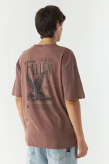 Remera oversize color marrón con estampado gráfico en la parte trasera.