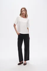 Blusa negra de viscosa, corte holgado y cuello redondo.
