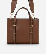 Bolso satchel mediano color marrón, confeccionado en poliuretano, con correa de mano con detalles de hebilla y costura, asa larga desmontable con gorgorão y cierre por cremallera.