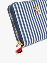 Billetera Tommy Hilfiger con diseño de rayas verticales azules y blancas, cierre de cremallera, múltiples ranuras interiores para tarjetas, dos compartimentos principales y un compartimento interior con cremallera.