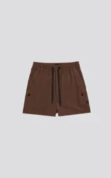 Short de baño color marrón chocolate, de calce regular, con cuatro bolsillos, elástico en la cintura y cordón para ajustar.