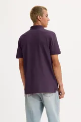 Chomba manga corta color morado con cuello clásico y logo de la marca bordado en el pecho. Corte recto.