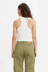Musculosa blanca de algodón con breteles anchos y corte ajustado.