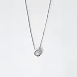 Conjunto de collar y dije punto de luz con circonia, en plata 925. El largo de la cadena es de 45cm y el diámetro del dije es de 0,5cm.