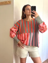 Sweater tejido con hilo de algodón y lurex, con diseño de rayas y flores, cuello redondo, mangas abullonadas y silueta oversize.