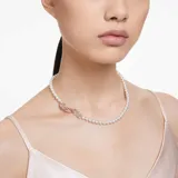 Collar de perlas de cristal blancas con cierre magnético y dos dijes en forma de pluma bañadas en tono oro rosa, con pavé rosa y una Swarovski Zirconia.