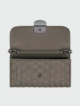Bandolera Longchamp modelo Brioche, color gris topo con diseño acolchado y correa de cadena metálica.