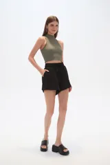 Short negro con textura arrugada, cintura elástica con cordón ajustable y corte holgado.