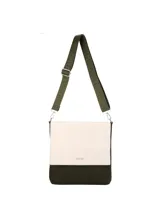 Bandolera de simil gamuza color verde militar y blanco, con solapa con imán, correa ajustable y bolsillos internos con cierre.