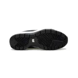 Zapatillas urbanas negras de cuero, con cordones y suela chunky blanca.
