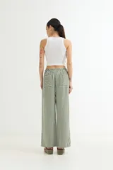 Pantalón palazzo de algodón a rayas verticales blancas y negras, con cintura alta y cordón ajustable.