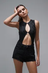 Body negro sin mangas con estampado de piel de serpiente, diseño cut-out en el abdomen y broches en la entrepierna.