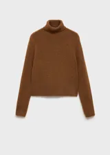 Sweater color beige de tejido de punto con cuello alto y mangas largas.