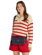 Cartera mensajera Tommy Hilfiger azul marino con monograma TH, asa superior, correa de textil trenzado ajustable y extraíble, bolsillo interior con cremallera, monedero extraíble con cremallera y detalles distintivos de la marca.