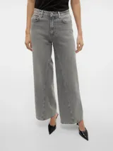 Pantalón de jean gris de corte wide leg con bolsillos delanteros y traseros.
