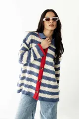 Camisa de algodón a rayas horizontales azules y blancas, con cuello camisero, cierre frontal con botones y mangas largas.