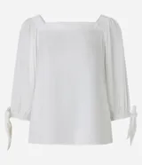 Blusa de mangas 3/4 con elásticos y lazos en los puños, confeccionada en viscosa, con escote cuadrado.