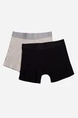 Pack de dos bóxers lisos, uno color beige y otro negro, con cintura elástica con logotipo.
