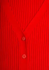 Cardigan de punto color rojo con escote en V y cierre frontal con botones.