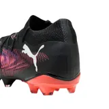 Botines de fútbol con parte superior de materiales sintéticos y suela optimizada para césped natural y artificial, ofreciendo ajuste ceñido y tracción superior.