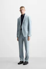 Blazer slim fit color celeste confeccionada en tejido con viscosa. Cuello con solapas de muesca. Manga larga acabada en puño con detalle de botones. Bolsillo de vivo en pecho y de solapa en cadera. Detalle bolsillo interior. Bajo con aberturas en espalda. Cierre frontal con botones.