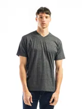 Remera color ocre de algodón con cuello en V y mangas cortas.