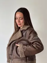 Campera estilo aviador color marrón con interior de piel sintética color beige.