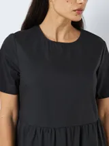 Vestido midi negro de corte suelto con mangas cortas y cuello redondo.