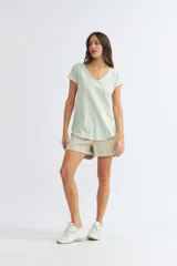 Remera verde agua con escote en V y mangas cortas.