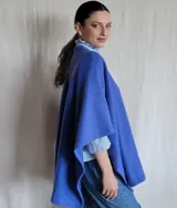Ruana azul tejida con lana suave y duradera.
