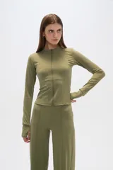 Campera verde oliva de calce al cuerpo y manga larga, con cierre frontal y cuello mao.