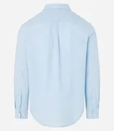 Camisa celeste de lino con cuello camisero, abotonadura frontal y mangas largas.