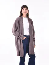 Saco largo color marrón topo, de tejido de punto grueso, con mangas largas y corte holgado.