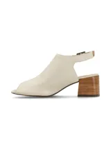 Sandalia peep toe color blanco hueso, confeccionada en cuero, con taco de madera y hebilla metálica.
