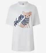 Remera blanca de algodón BCI con cuello redondo y mangas cortas. Presenta un bordado de un chihuahua con un suéter a rayas y la palabra "Hello".