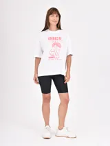 Remera rosa de corte holgado con estampado frontal que dice 'Los Angeles Malibu CA' en azul y naranja.