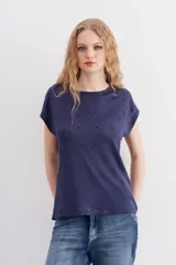 Remera azul marino de lino con mangas cortas y calce relajado. Presenta tachas termo fijadas en el frente.