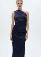 Vestido midi de fiesta azul marino, con escote asimétrico, sin mangas y abertura lateral en el bajo.