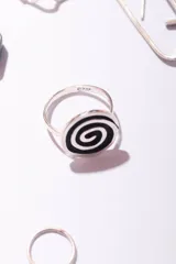 Anillo de plata 925 con diseño de espiral en la parte frontal.